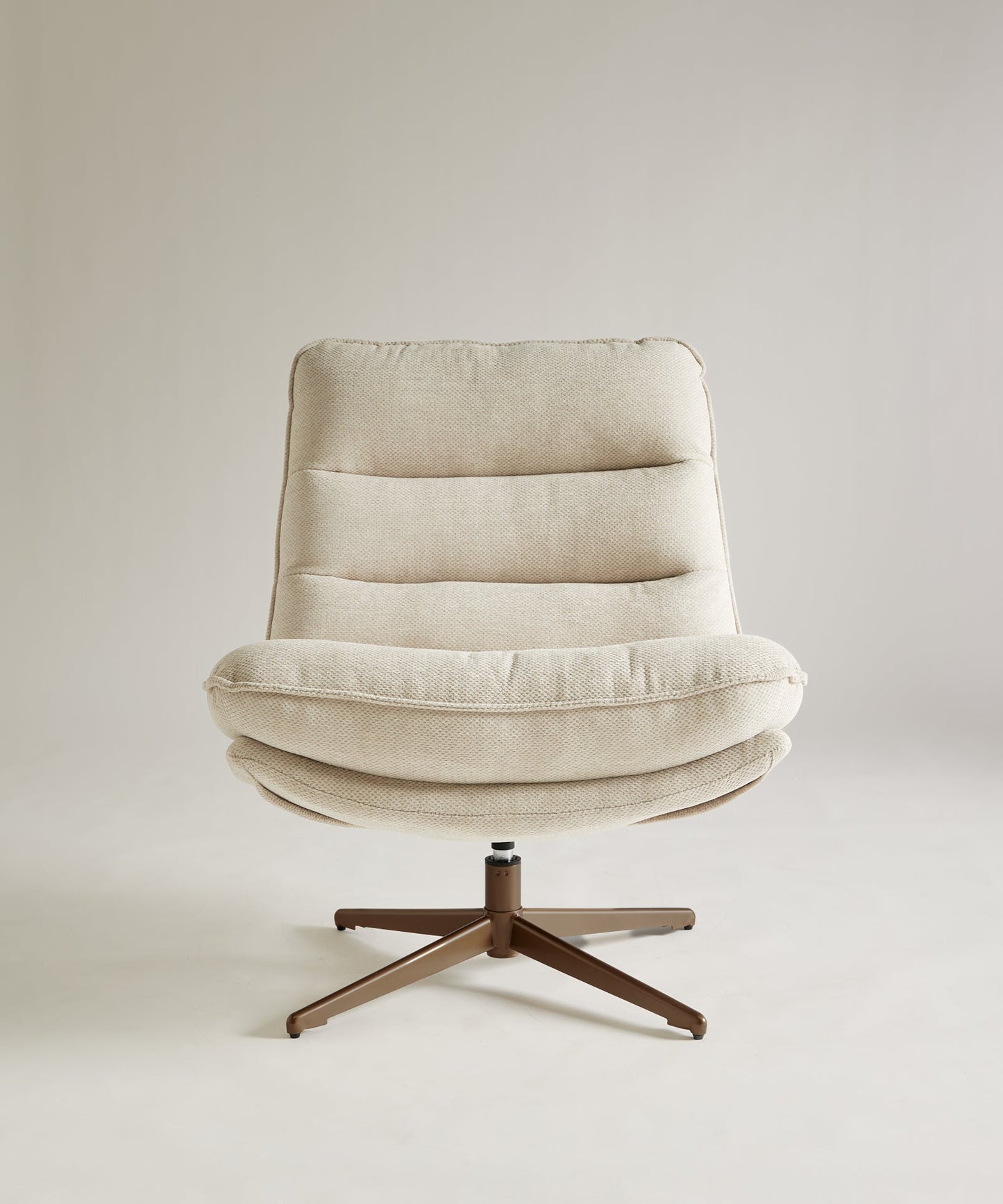 56695281811842 Sillón giratorio en tela Allie Sillones tapizados Northdeco