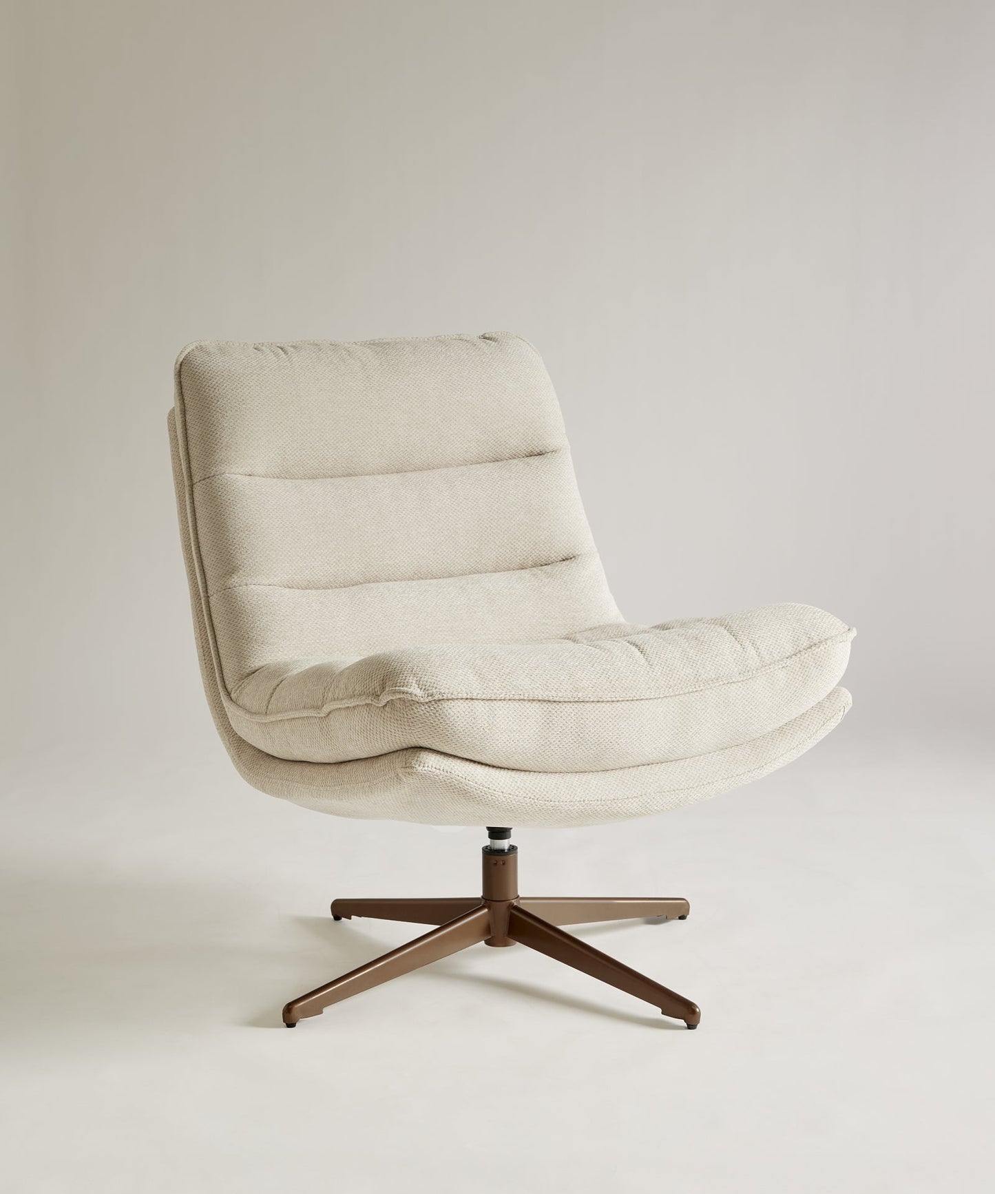 56695281811842 Sillón giratorio en tela Allie Sillones tapizados Northdeco