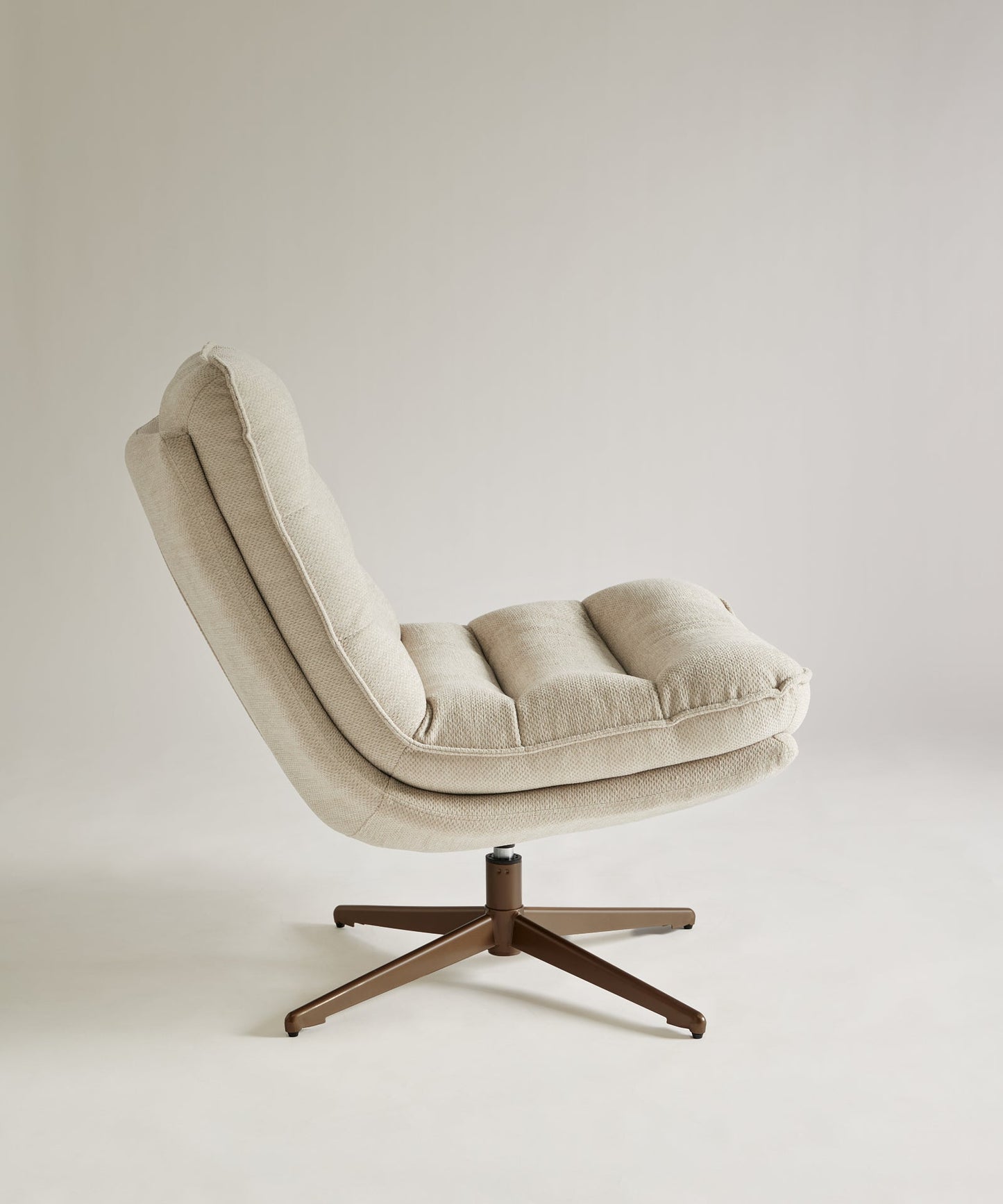 56695281811842 Sillón giratorio en tela Allie Sillones tapizados Northdeco