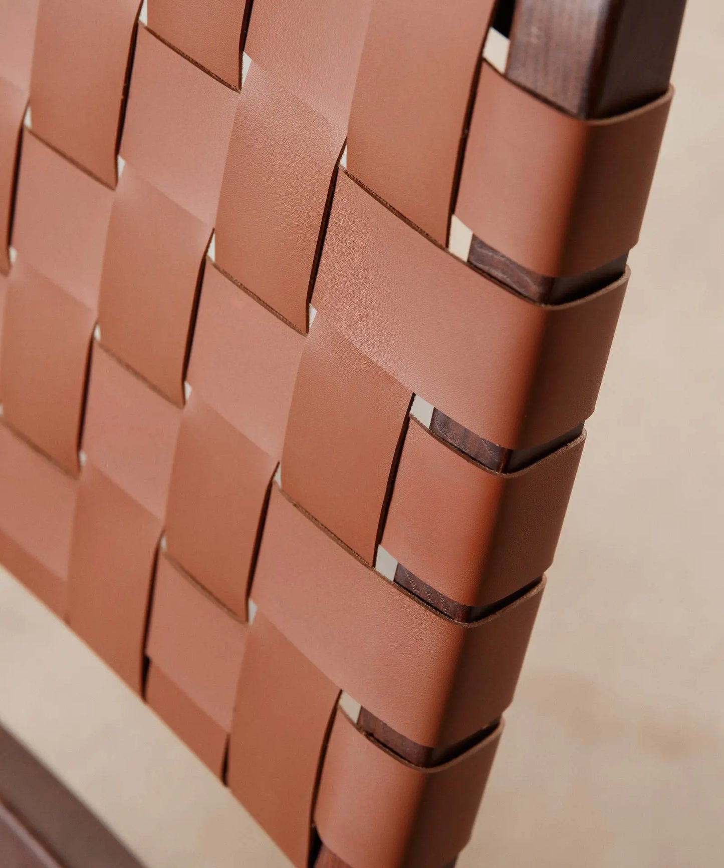 55646847697282 Sillón en Madera y Cuero Sintético Zyra Sillas de Madera Northdeco