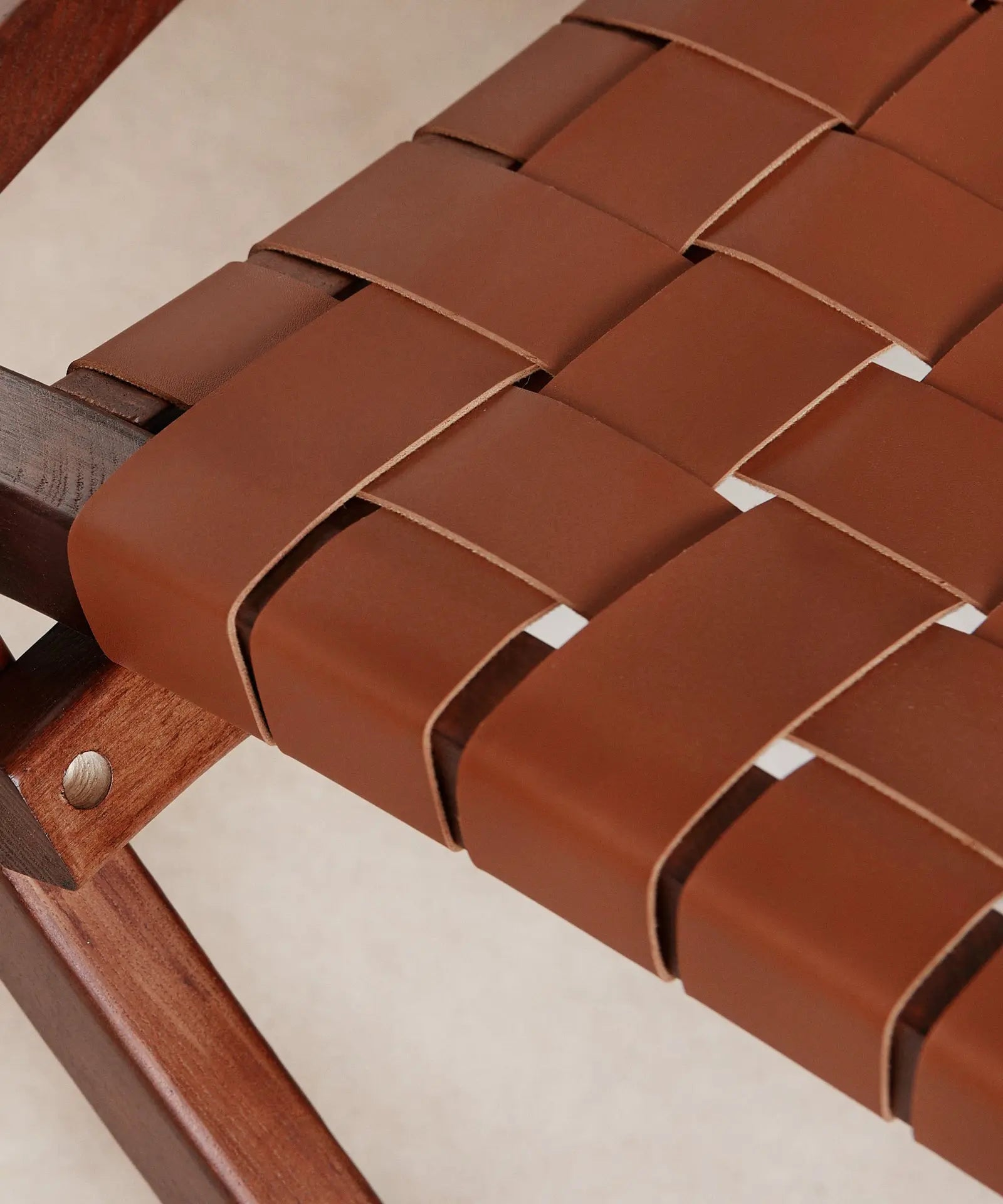 55646847697282 Sillón en Madera y Cuero Sintético Zyra Sillas de Madera Northdeco