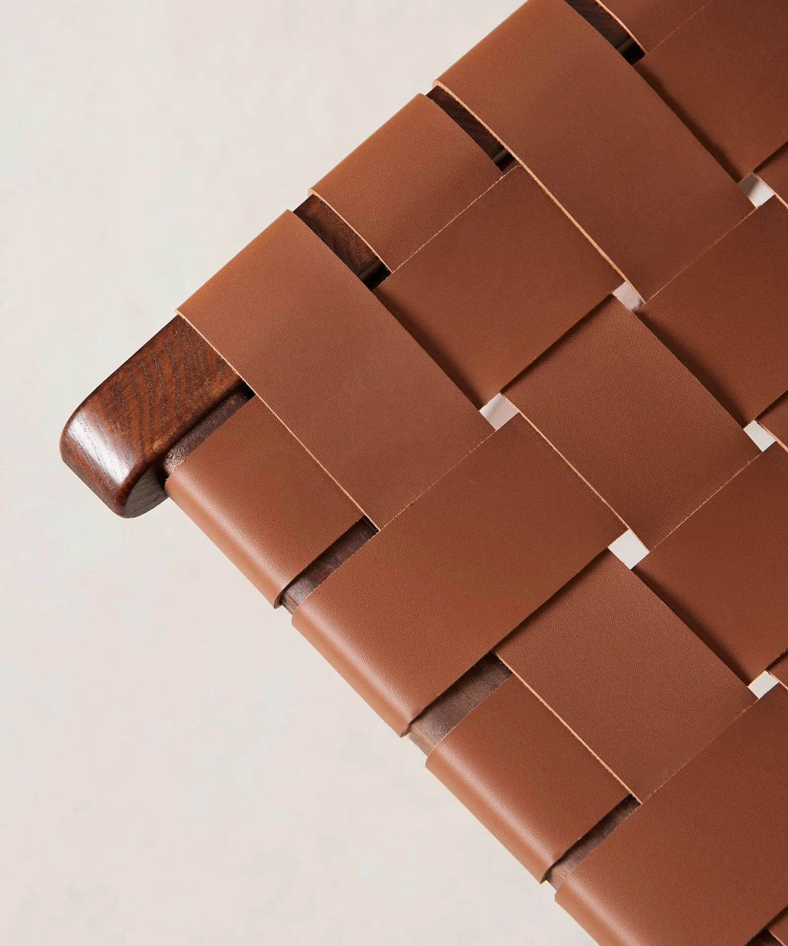 55646847697282 Sillón en Madera y Cuero Sintético Zyra Sillas de Madera Northdeco