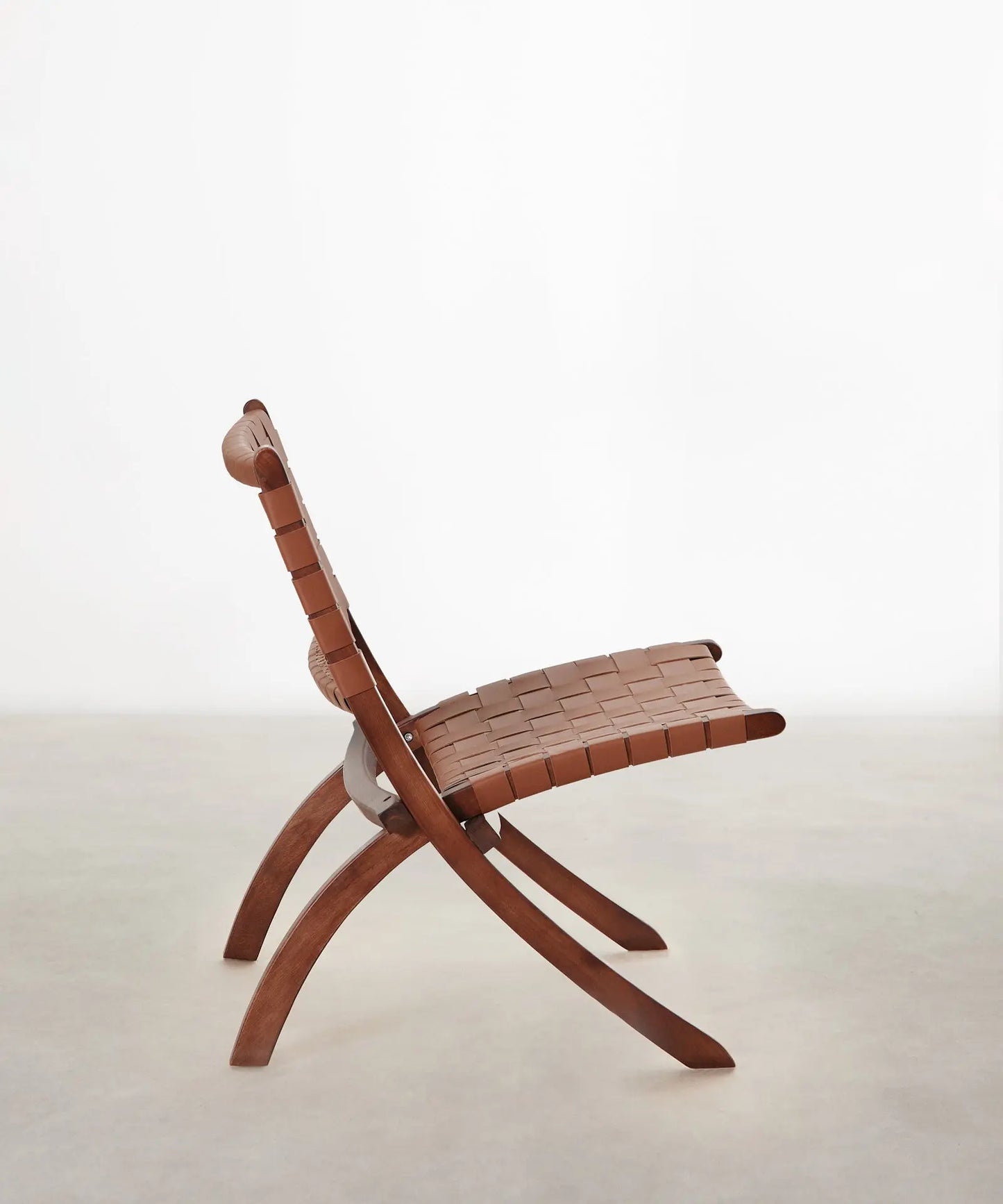 55646847697282 Sillón en Madera y Cuero Sintético Zyra Sillas de Madera Northdeco