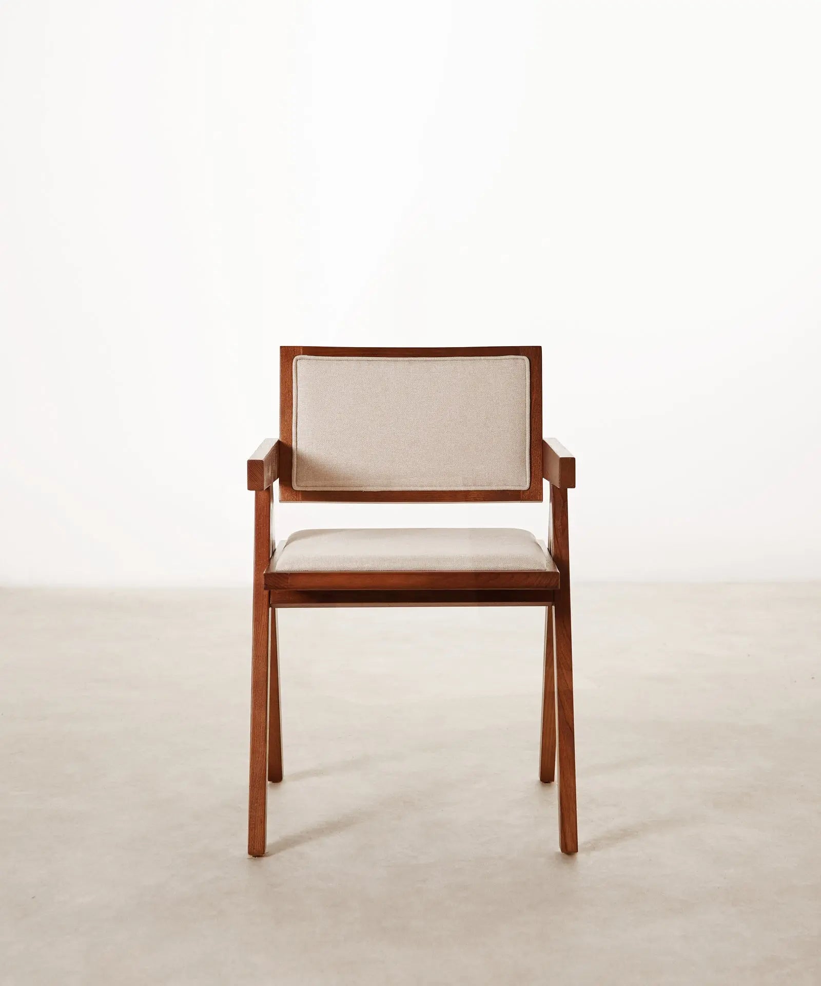 47041514996049 Silla de Comedor en Madera y Tapizada con Reposabrazos Matilde Sillas de Madera Northdeco