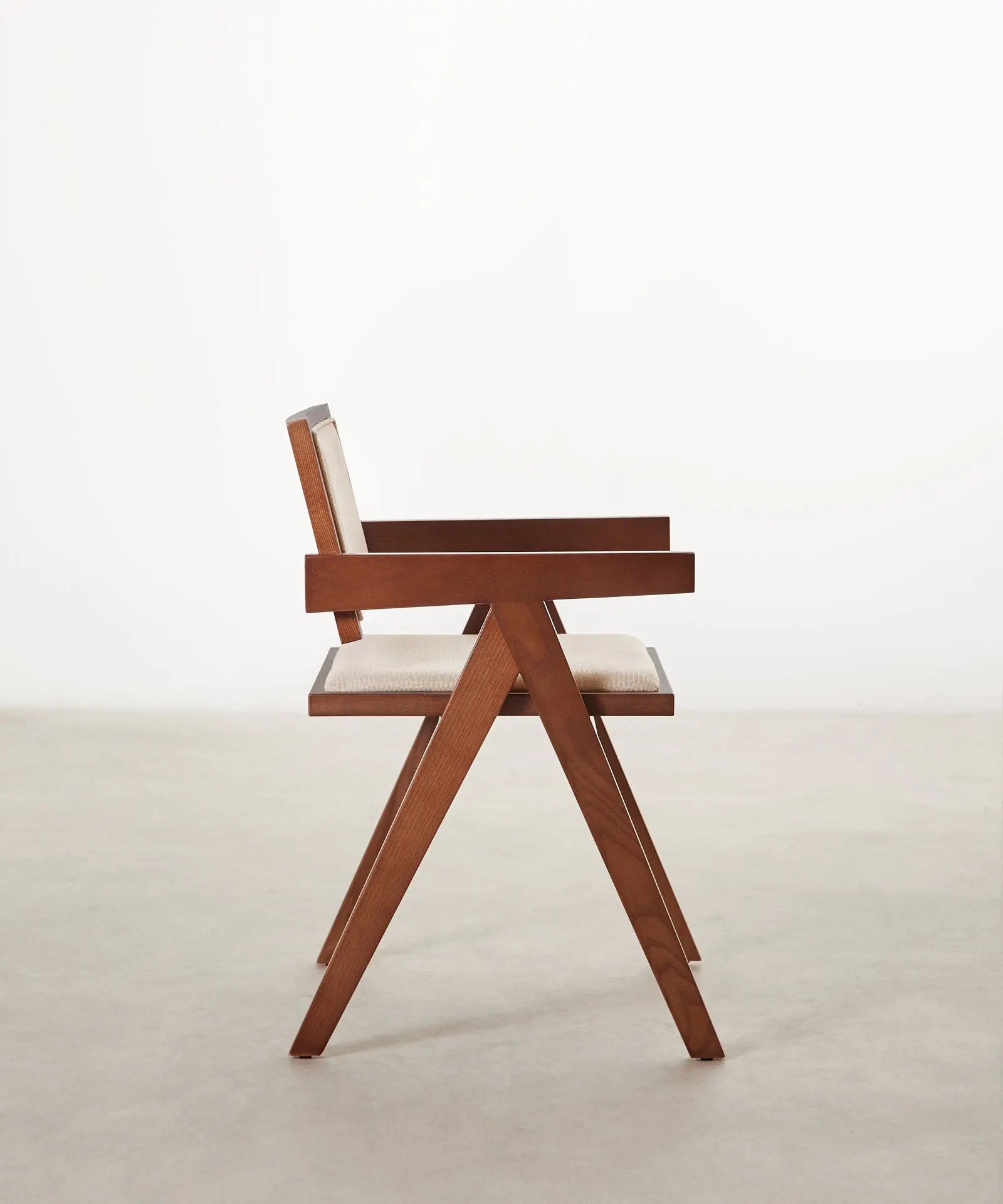 47041514996049 Silla de Comedor en Madera y Tapizada con Reposabrazos Matilde Sillas de Madera Northdeco